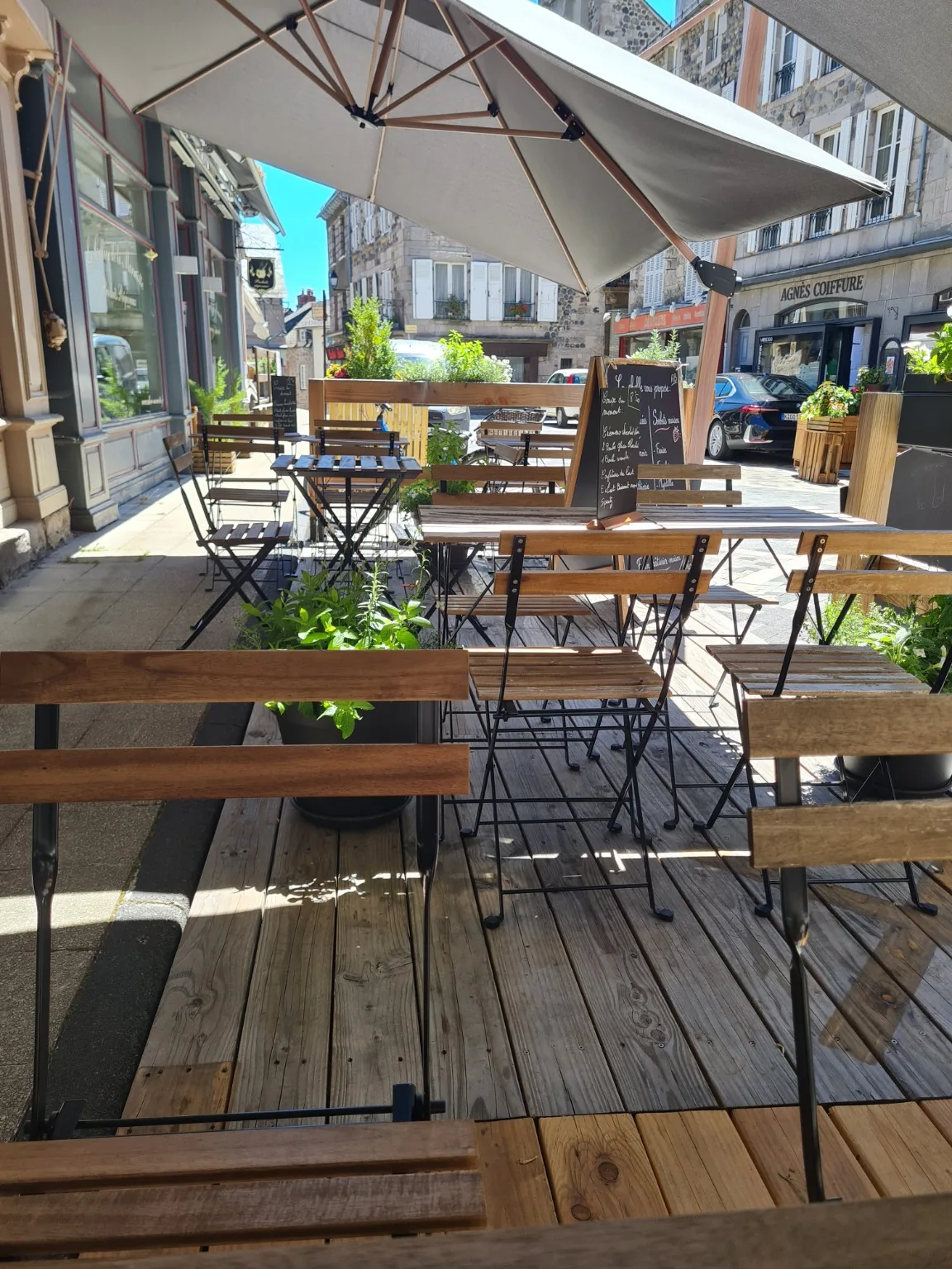 La Fabrique et sa terrasse à Murat dans le Cantal