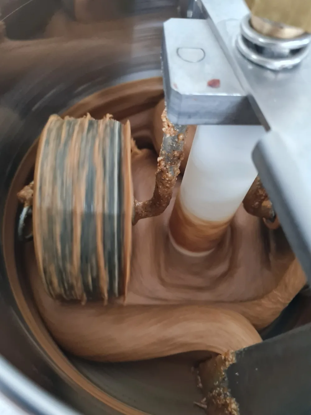 Fabrication artisanale du chocolat bean-to-bar dans notre atelier à Murat